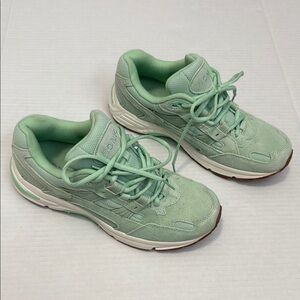 Vionic - Walker Plantar Fasciitis Shoe - Mint Green - Size 7.5 - Gently Used!!
